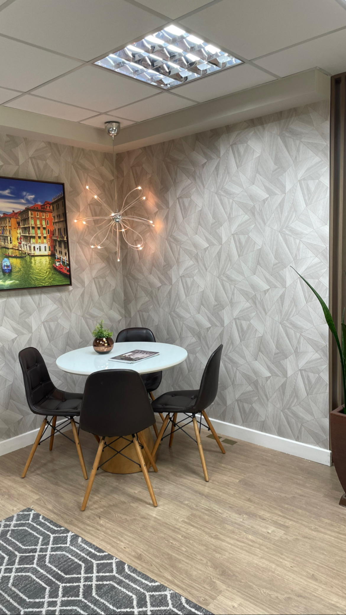 Personalize seu espaço no Batel com papéis de parede exclusivos.